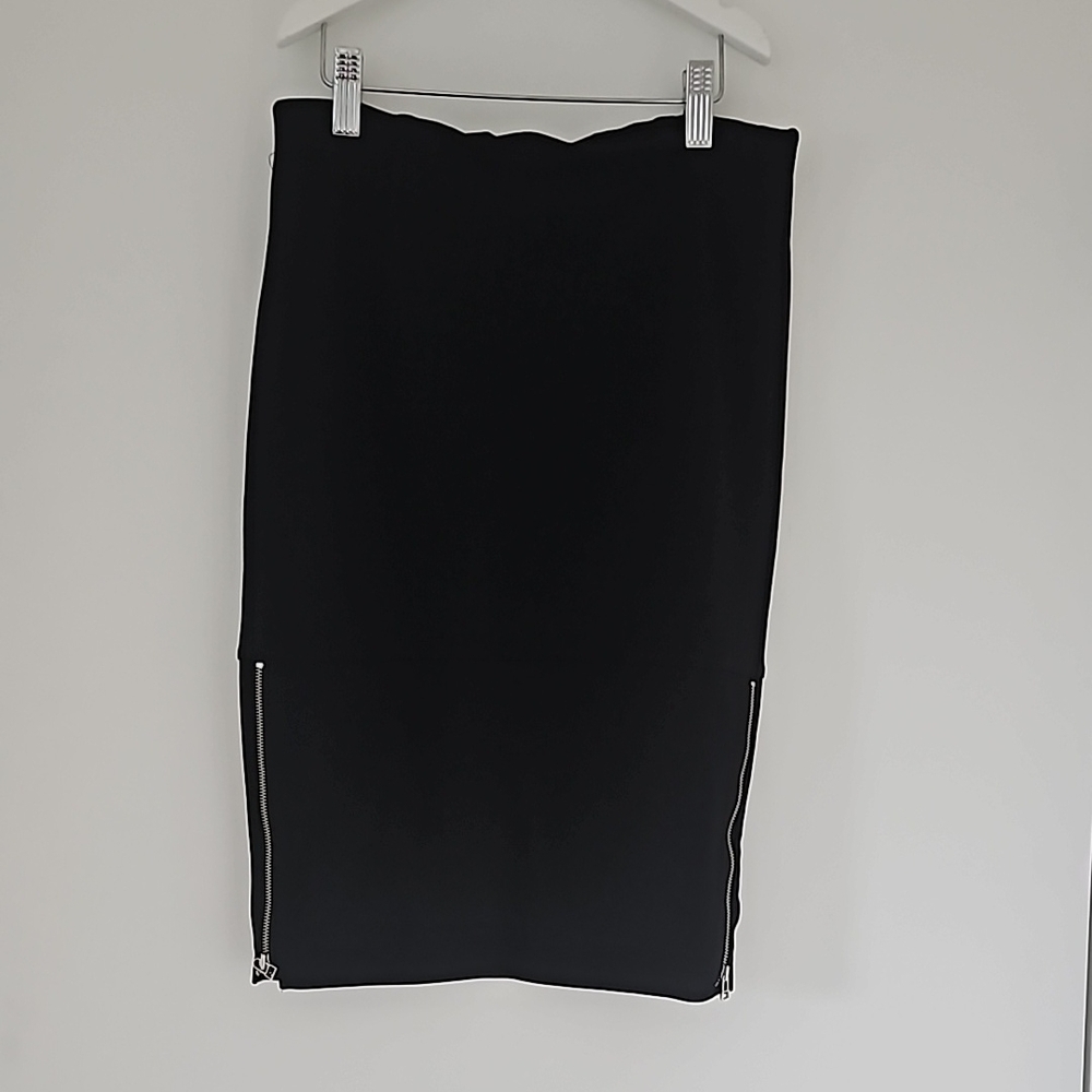 WILFRED ARITZIA SIZE 4 Elegant Black Skirt with Zipper Detail